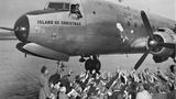 Rosinenbomber vor Kinderschar