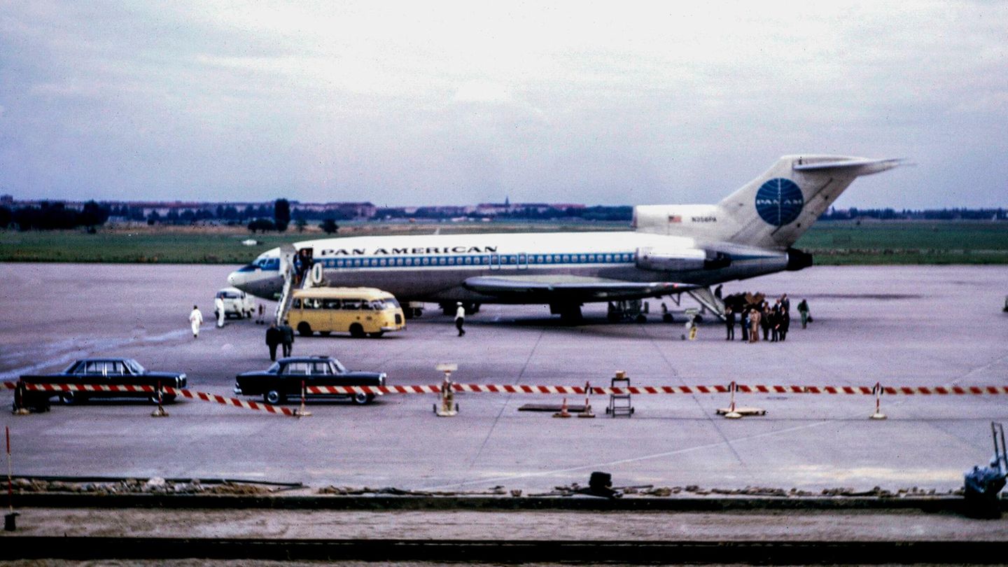 Im Zeitalter der Jets Ein Jet der Pan Am auf dem Rollfeld von Tempelhof