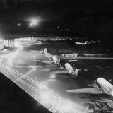 Wartende Flugzeuge in Tempelhof während der Luftbrücke