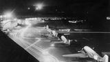 Wartende Flugzeuge in Tempelhof während der Luftbrücke