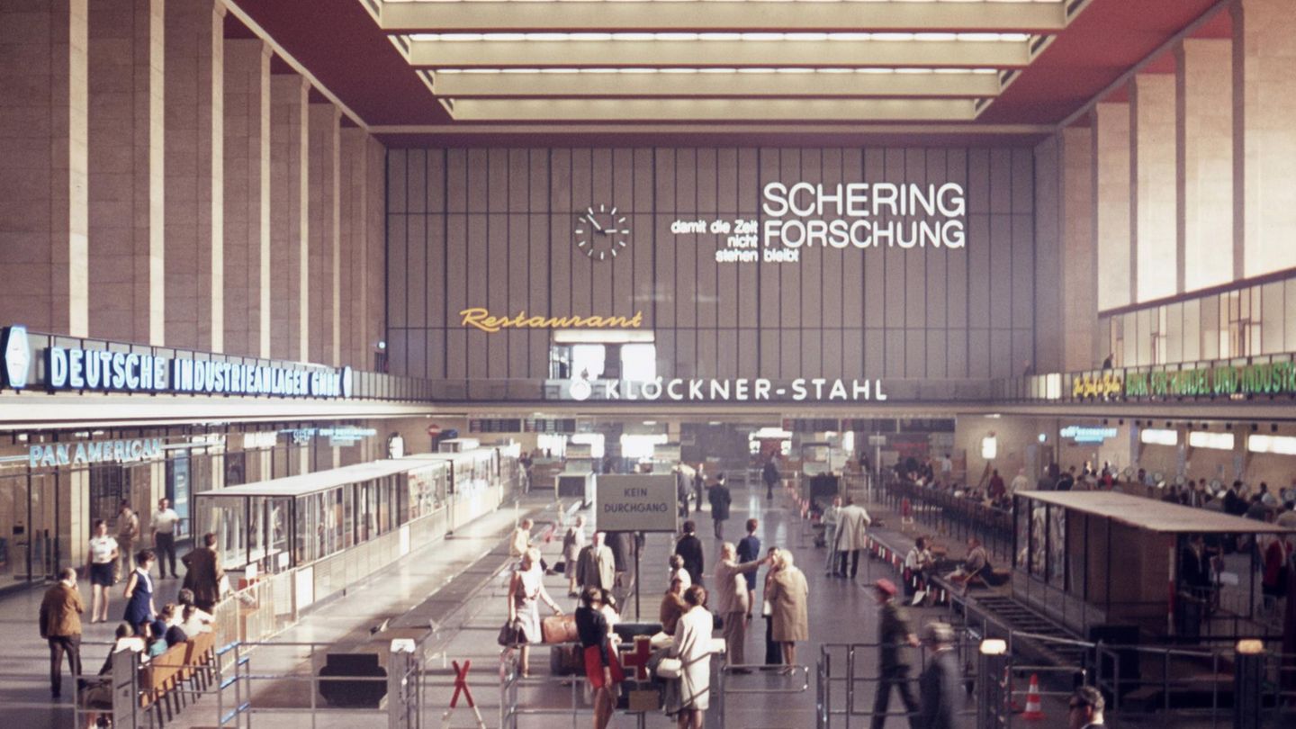 Warten auf die Zukunft Die Abfertigungshalle vom Flughafen Tempelhof in den 1960er Jahren