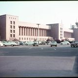 Parkplatz vor dem Flughafengebäude