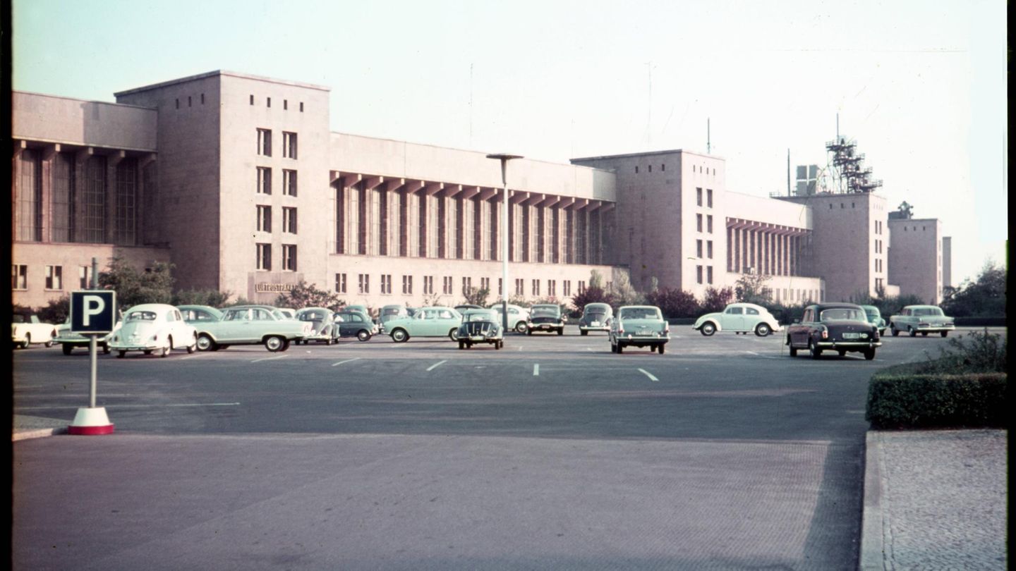 Parkplatz vor dem Flughafengebäude