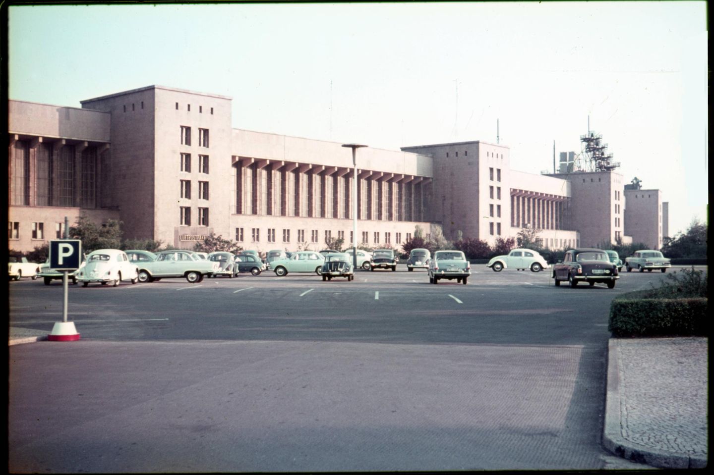 Parkplatz vor dem Flughafengebäude