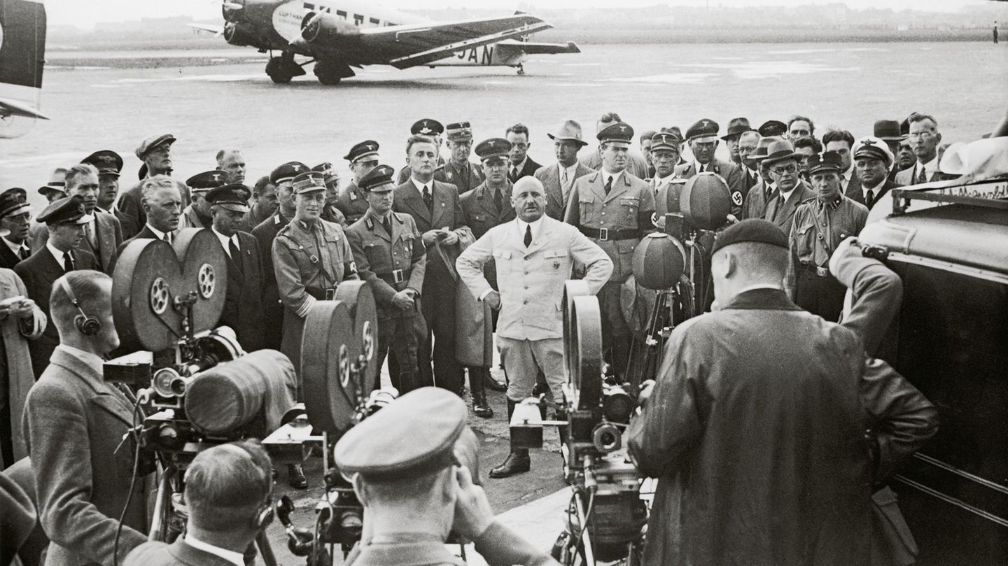 Eine Bühne für die Propaganda Julius Streicher hält eine Rede auf dem Vorfeld von Tempelhof