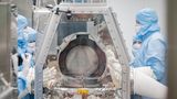 Forschende öffnen den Deckel des Probenbehälters von Osiris-Rex