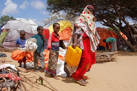 Am Rande der somalischen Hauptstadt Mogadischu campieren Familien, die ihr Zuhause wegen der Dürre verlassen mussten. Auch Überschwemmungen werden in dem ostafrikanischen Land immer häufiger