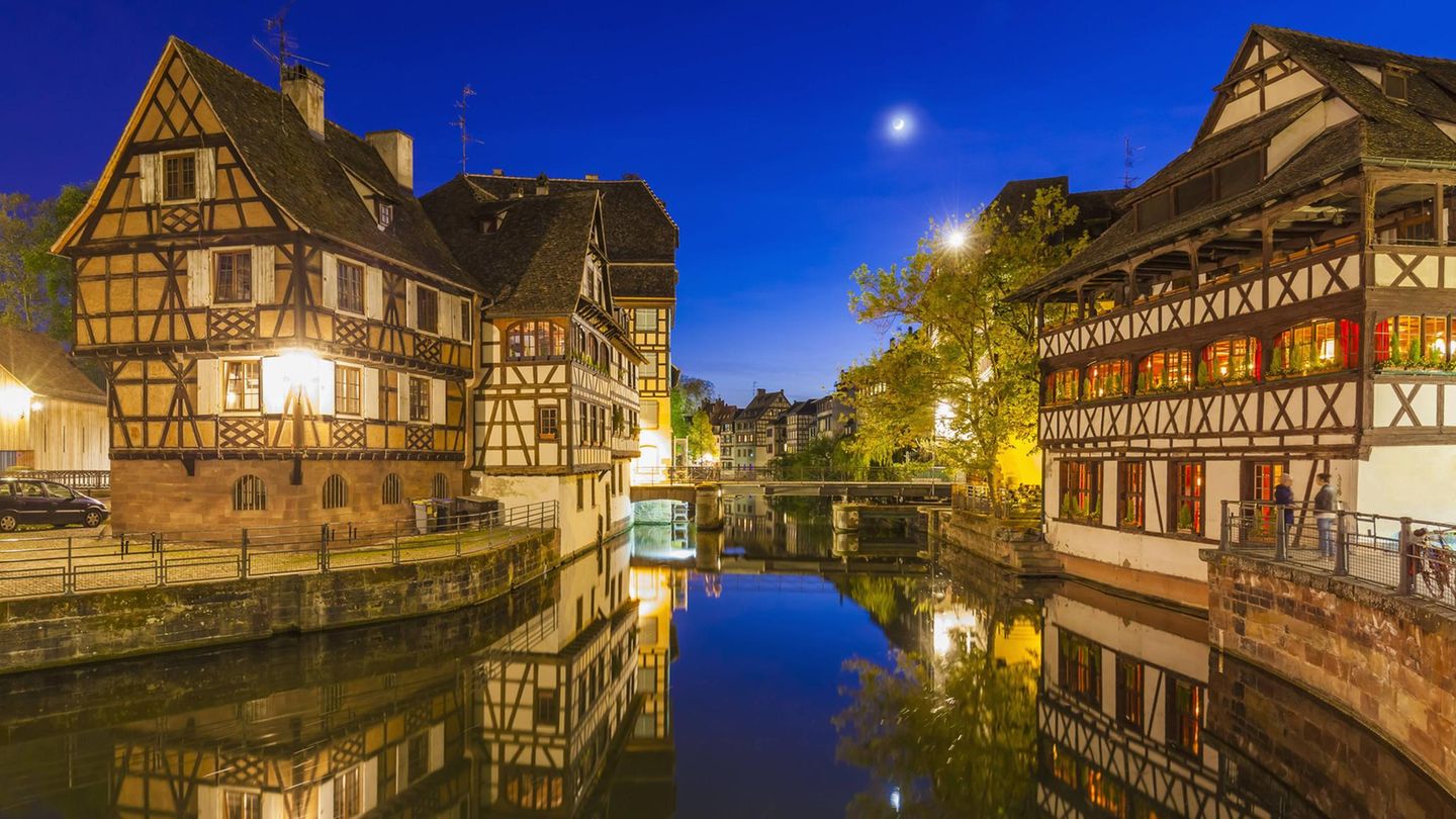 Blick auf einen schmalen Fluss, der von Fachwerkhäusern umgeben ist