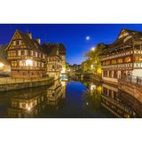 Blick auf einen schmalen Fluss, der von Fachwerkhäusern umgeben ist