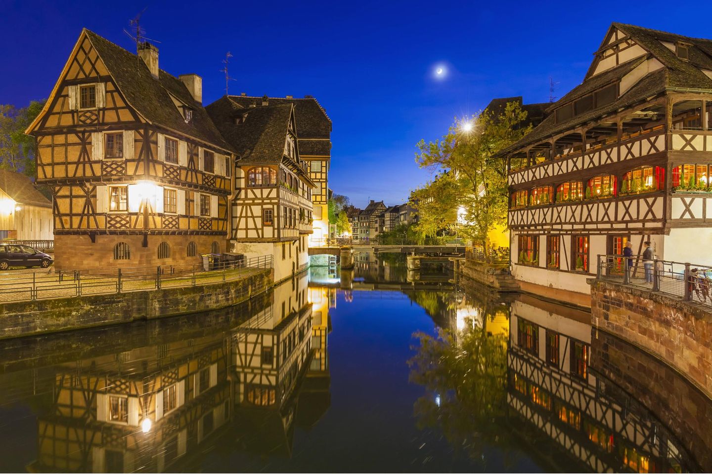 Weltkulturerbe "La Petite France" Blick auf einen schmalen Fluss, der von Fachwerkhäusern umgeben ist