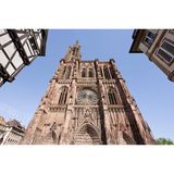 Blick von unten auf eine Kathedrale aus Rotsandstein