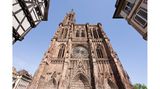 Blick von unten auf eine Kathedrale aus Rotsandstein