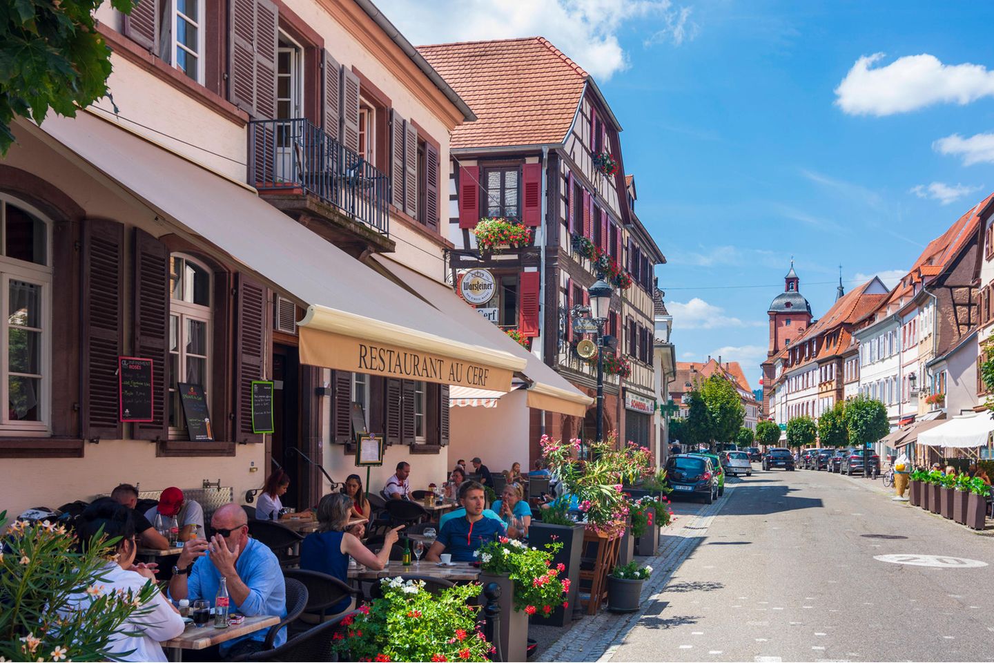 Genuss wird groß geschrieben Menschen sitzen im Außenbereich eines Restaurants und genießen ihr Essen bei Sonnenschein