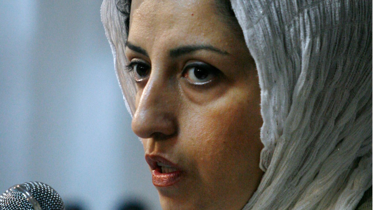 Narges Mohammadi steht an einem Mikro