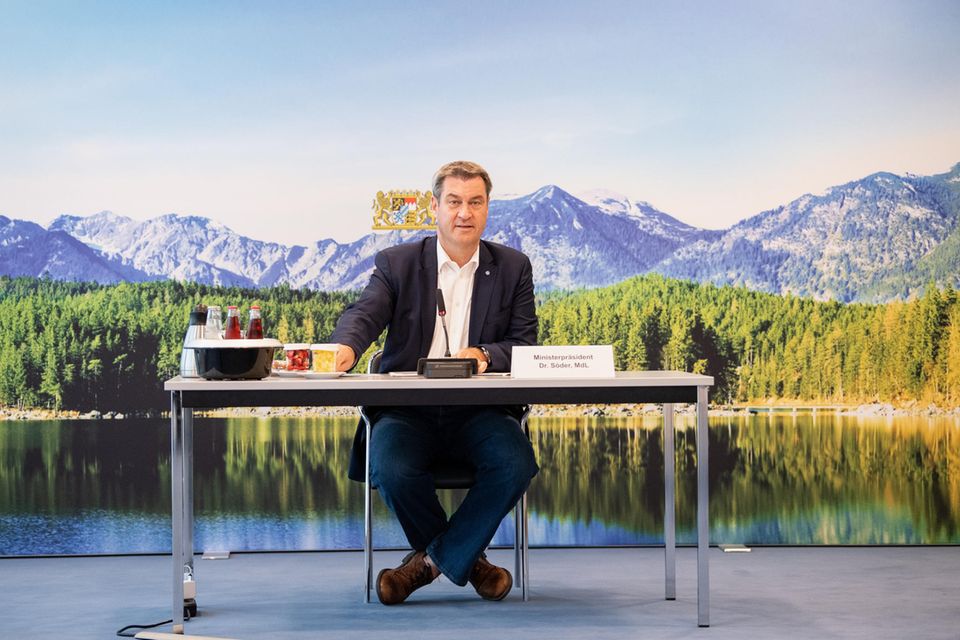 Markus Söder sitzt an einem Schreibtisch