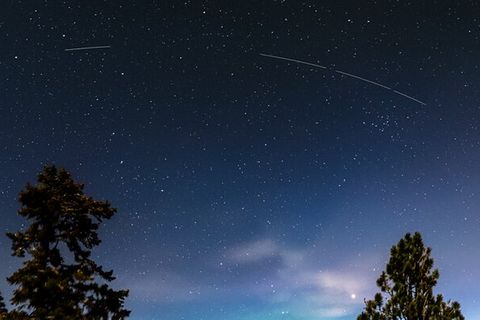 Leuchtspuren des Satelliten BlueWalker 3 am Nachthimmel