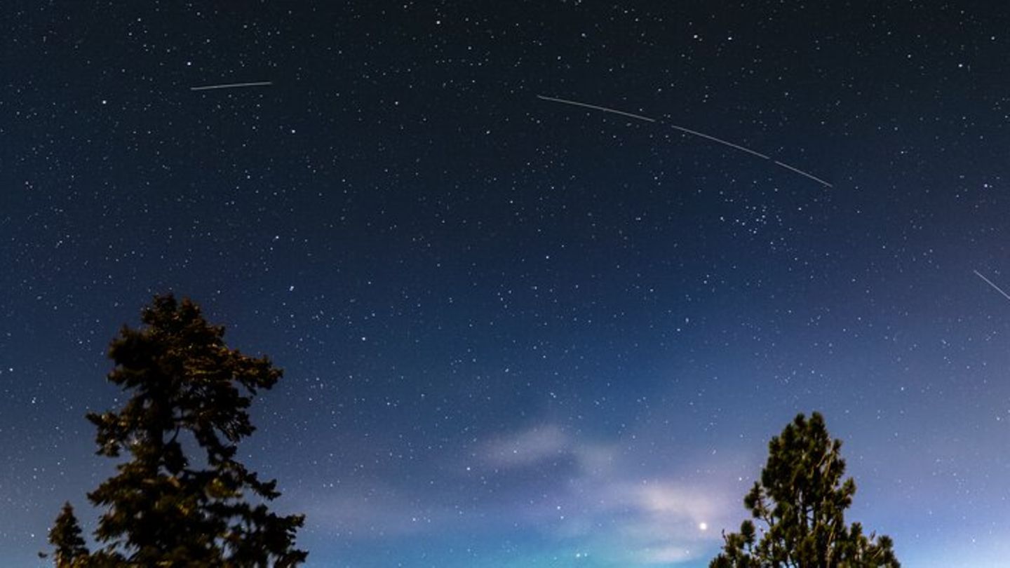 Leuchtspuren des Satelliten BlueWalker 3 am Nachthimmel