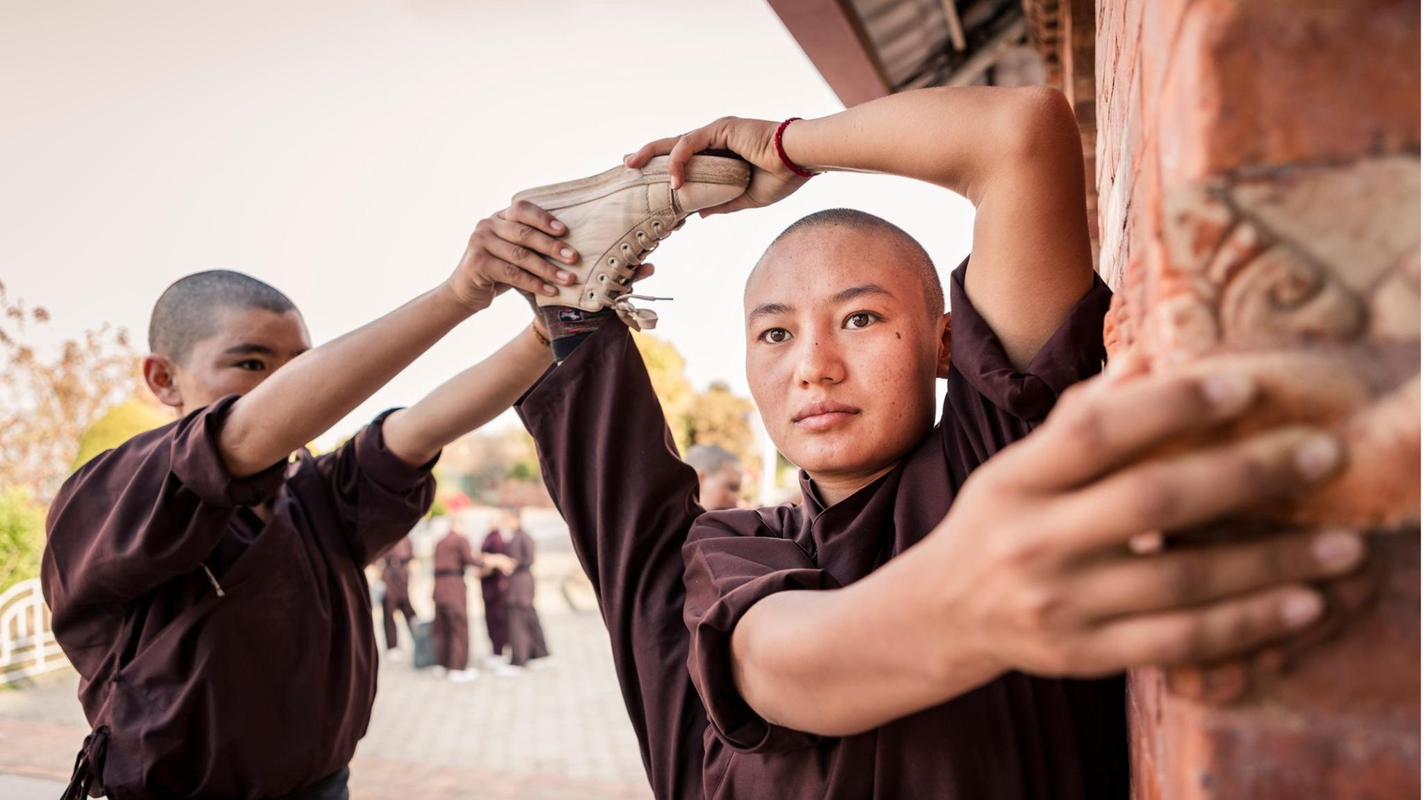 Zwei Mädchen dehnen ihre Beine Zwei Mädchen dehnen ihre Beine