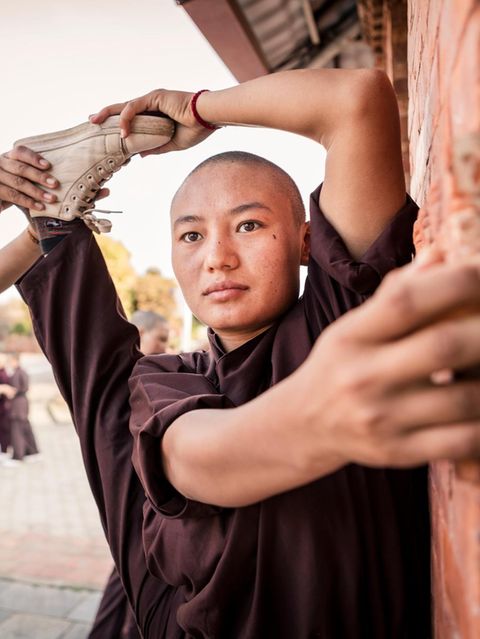 Zwei Mädchen dehnen ihre Beine