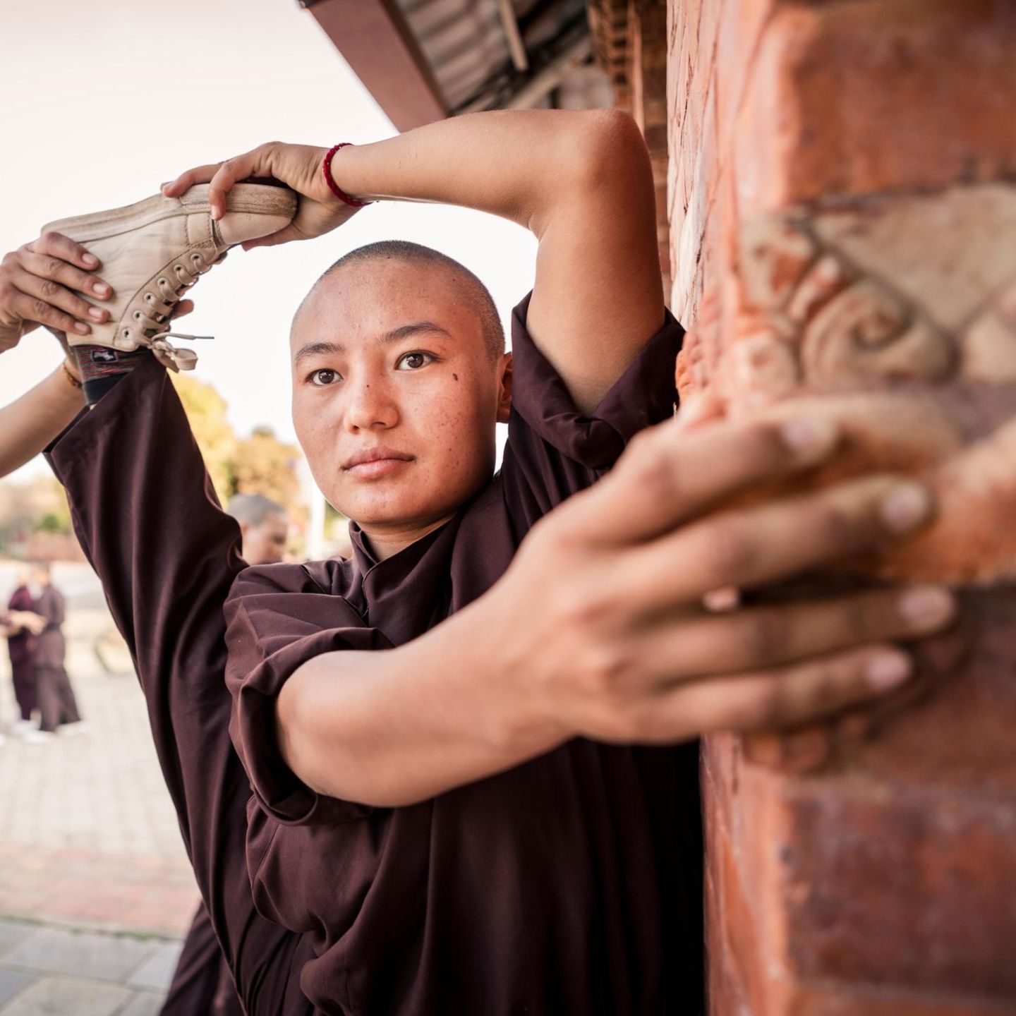 Zwei Mädchen dehnen ihre Beine