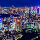 Wie viele Millionen Fenster gibt es wohl in Tokio? Fest steht, die Metropole ist eine Stadt der Superlative: die wuseligste Fußgängerkreuzung, die meisten Michelin-Restaurants, der verkehrsreichste Bahnhof. Vielleicht ja auch die Stadt mit den meisten Fenstern? Müsste bloß mal jemand nachzählen …