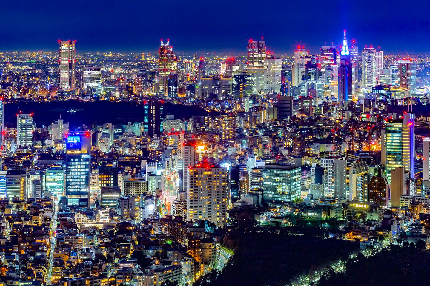 Wie viele Millionen Fenster gibt es wohl in Tokio? Fest steht, die Metropole ist eine Stadt der Superlative: die wuseligste Fußgängerkreuzung, die meisten Michelin-Restaurants, der verkehrsreichste Bahnhof. Vielleicht ja auch die Stadt mit den meisten Fenstern? Müsste bloß mal jemand nachzählen …