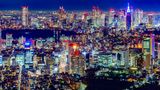 Wie viele Millionen Fenster gibt es wohl in Tokio? Fest steht, die Metropole ist eine Stadt der Superlative: die wuseligste Fußgängerkreuzung, die meisten Michelin-Restaurants, der verkehrsreichste Bahnhof. Vielleicht ja auch die Stadt mit den meisten Fenstern? Müsste bloß mal jemand nachzählen …
