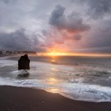 Der schwarze Strand von Reynisfjara mit seinen faszinierenden Felsformationen gilt als einer der schönsten – und gefährlichsten der Welt. Auch wenn das Meer friedlich aussieht, können hier plötzlich große Wellen – sogenannte Sneaker Waves – auftauchen, Menschen von den Füßen reißen und ins Meer ziehen