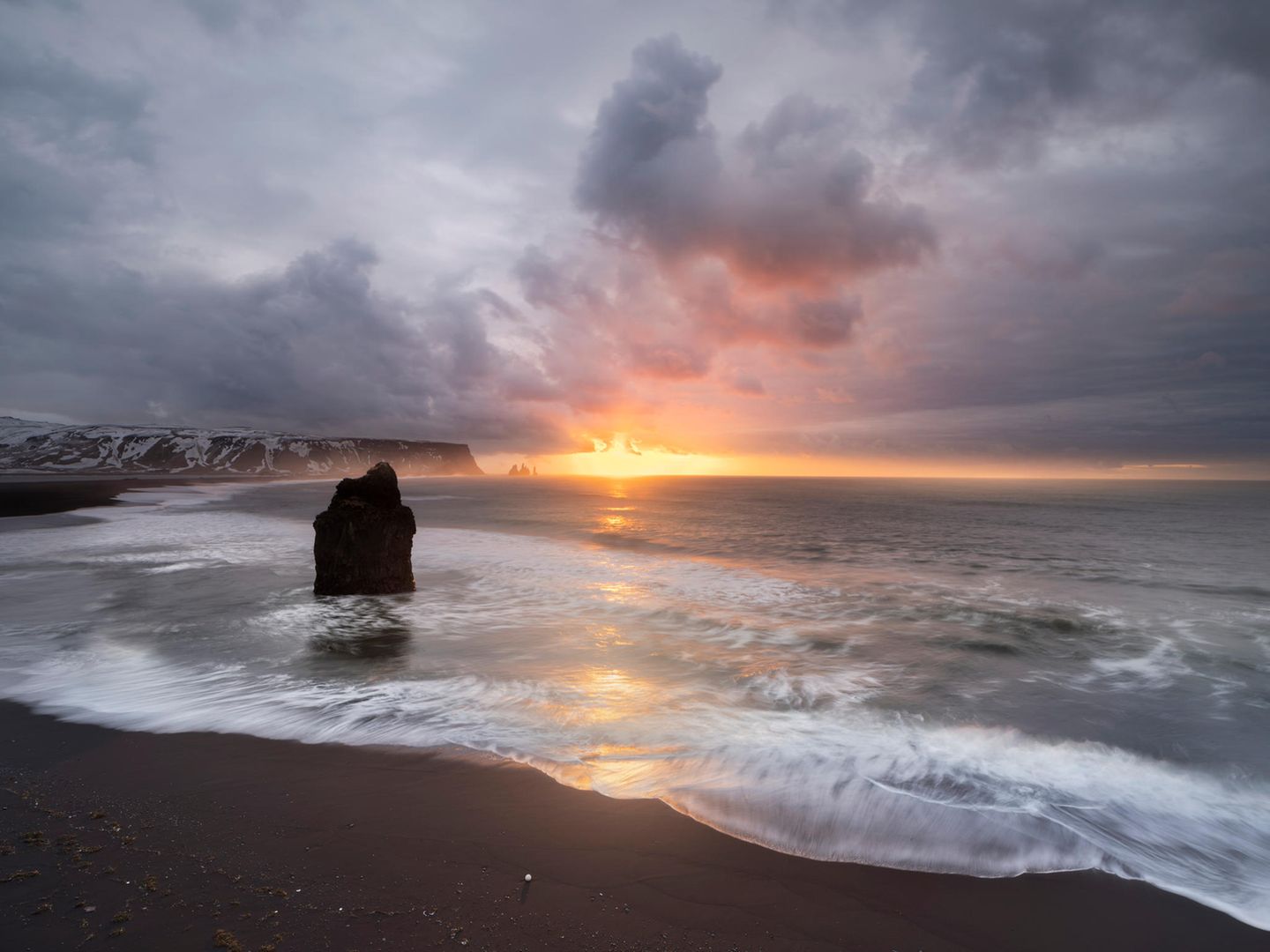 Der schwarze Strand von Reynisfjara mit seinen faszinierenden Felsformationen gilt als einer der schönsten – und gefährlichsten der Welt. Auch wenn das Meer friedlich aussieht, können hier plötzlich große Wellen – sogenannte Sneaker Waves – auftauchen, Menschen von den Füßen reißen und ins Meer ziehen