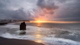 Der schwarze Strand von Reynisfjara mit seinen faszinierenden Felsformationen gilt als einer der schönsten – und gefährlichsten der Welt. Auch wenn das Meer friedlich aussieht, können hier plötzlich große Wellen – sogenannte Sneaker Waves – auftauchen, Menschen von den Füßen reißen und ins Meer ziehen