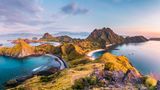 Eingebettet zwischen zwei Archipelen ist die 20 Quadratkilometer kleine Insel des indonesischen Nationalparks Komodo ganz offensichtlich eine Naturschönheit. Kurven- und zackenreich ragt sie aus der Sawusee, gerahmt von weißen Sandstränden, die seicht ins Wasser abfallen