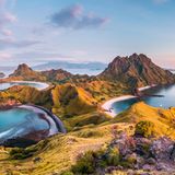 Eingebettet zwischen zwei Archipelen ist die 20 Quadratkilometer kleine Insel des indonesischen Nationalparks Komodo ganz offensichtlich eine Naturschönheit. Kurven- und zackenreich ragt sie aus der Sawusee, gerahmt von weißen Sandstränden, die seicht ins Wasser abfallen