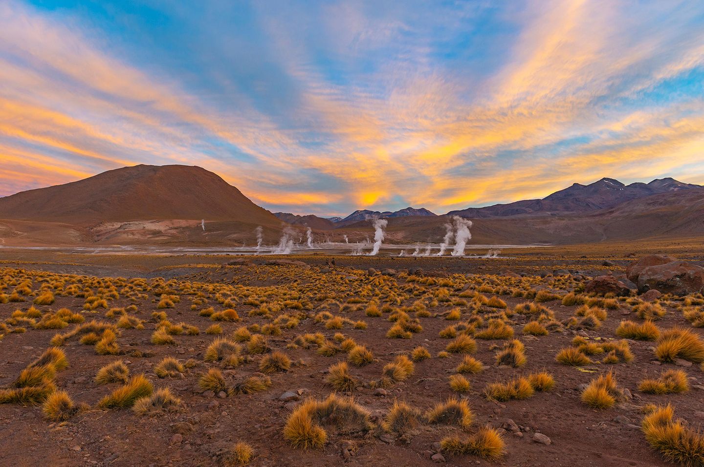 Nachts wird es frostig in den Höhen der Atacama-Wüste nahe San Pedro de Atacama. Bei niedrigen Morgentemperaturen erheben sich zarte Dampfschwaden aus den unterirdisch schlummernden Geysirfeldern gen Himmel. Sie werden »El Tatio« genannt, der (pfeifenrauchende?) Großvater