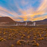 Nachts wird es frostig in den Höhen der Atacama-Wüste nahe San Pedro de Atacama. Bei niedrigen Morgentemperaturen erheben sich zarte Dampfschwaden aus den unterirdisch schlummernden Geysirfeldern gen Himmel. Sie werden »El Tatio« genannt, der (pfeifenrauchende?) Großvater