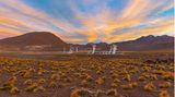 Nachts wird es frostig in den Höhen der Atacama-Wüste nahe San Pedro de Atacama. Bei niedrigen Morgentemperaturen erheben sich zarte Dampfschwaden aus den unterirdisch schlummernden Geysirfeldern gen Himmel. Sie werden »El Tatio« genannt, der (pfeifenrauchende?) Großvater