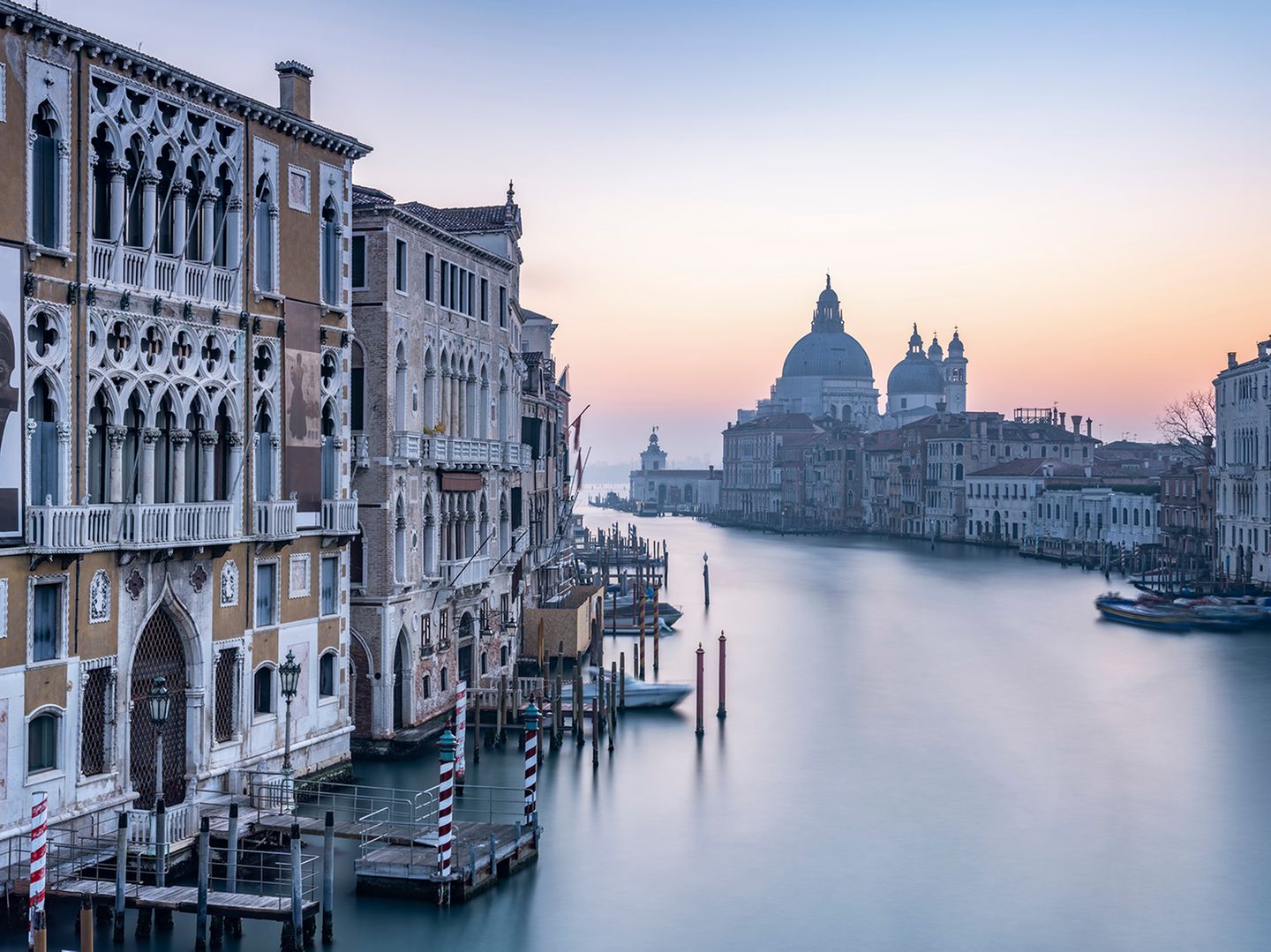 Verlassen und wie ein Spiegel liegt der sonst so viel begondelte Canal Grande, Venedigs Hauptwasserstraße, am frühen Morgen da. Touristen wie Gondolieri schlummern ganz offenbar noch. Bald aber erwacht dann der Trubel in der 1600 Jahre alten, auf Pfählen gebauten Lagunenstadt im Nordosten Italiens