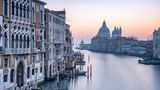 Verlassen und wie ein Spiegel liegt der sonst so viel begondelte Canal Grande, Venedigs Hauptwasserstraße, am frühen Morgen da. Touristen wie Gondolieri schlummern ganz offenbar noch. Bald aber erwacht dann der Trubel in der 1600 Jahre alten, auf Pfählen gebauten Lagunenstadt im Nordosten Italiens