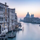 Verlassen und wie ein Spiegel liegt der sonst so viel begondelte Canal Grande, Venedigs Hauptwasserstraße, am frühen Morgen da. Touristen wie Gondolieri schlummern ganz offenbar noch. Bald aber erwacht dann der Trubel in der 1600 Jahre alten, auf Pfählen gebauten Lagunenstadt im Nordosten Italiens
