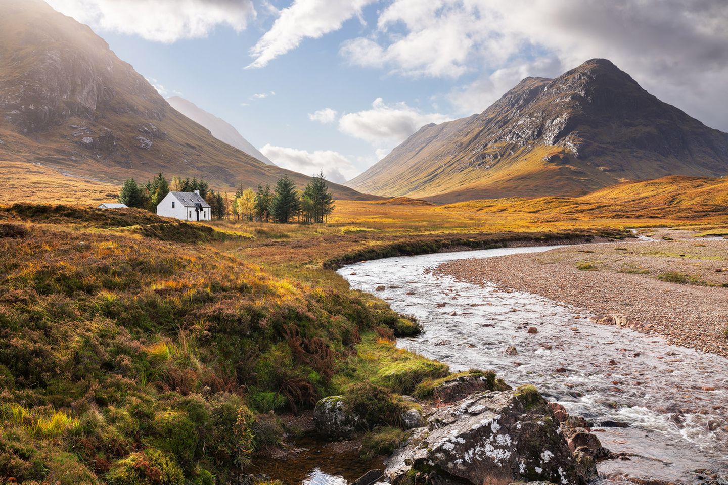 Als einzige Unterkunft im Umkreis von Kilometern steht die Lagangarbh Hut am Fuße schroffer Berge. Wandernde finden rund um Glencoe alles, was die schottischen Highlands ausmacht: dramatische Landschaften, faszinierende Geschichte und vor allem viel Einsamkeit