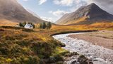 Als einzige Unterkunft im Umkreis von Kilometern steht die Lagangarbh Hut am Fuße schroffer Berge. Wandernde finden rund um Glencoe alles, was die schottischen Highlands ausmacht: dramatische Landschaften, faszinierende Geschichte und vor allem viel Einsamkeit