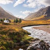 Als einzige Unterkunft im Umkreis von Kilometern steht die Lagangarbh Hut am Fuße schroffer Berge. Wandernde finden rund um Glencoe alles, was die schottischen Highlands ausmacht: dramatische Landschaften, faszinierende Geschichte und vor allem viel Einsamkeit