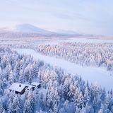 Drei Viertel von Finnland sind mit Bäumen bedeckt. Bei Kittilä in Nordlappland, etwa 200 Kilometer nördlich vom Polarkreis, scheint es noch deutlich mehr Stammplätze zu geben, die der Schnee überzuckert hat. Hier kann jeder sein persönliches Wintermärchen erleben. In der Hauptrolle: die Stille