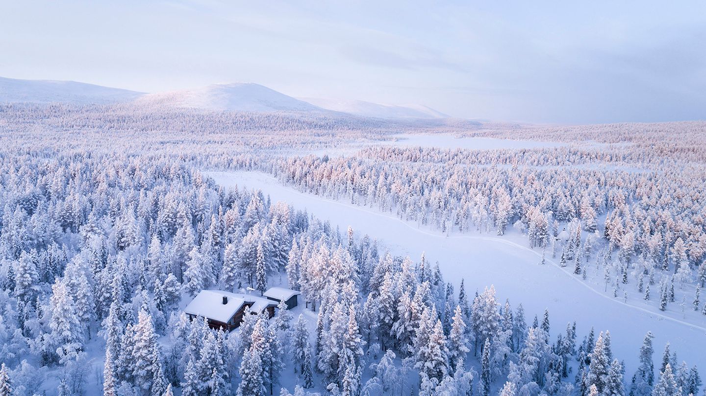 Drei Viertel von Finnland sind mit Bäumen bedeckt. Bei Kittilä in Nordlappland, etwa 200 Kilometer nördlich vom Polarkreis, scheint es noch deutlich mehr Stammplätze zu geben, die der Schnee überzuckert hat. Hier kann jeder sein persönliches Wintermärchen erleben. In der Hauptrolle: die Stille