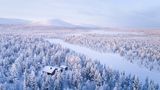 Drei Viertel von Finnland sind mit Bäumen bedeckt. Bei Kittilä in Nordlappland, etwa 200 Kilometer nördlich vom Polarkreis, scheint es noch deutlich mehr Stammplätze zu geben, die der Schnee überzuckert hat. Hier kann jeder sein persönliches Wintermärchen erleben. In der Hauptrolle: die Stille