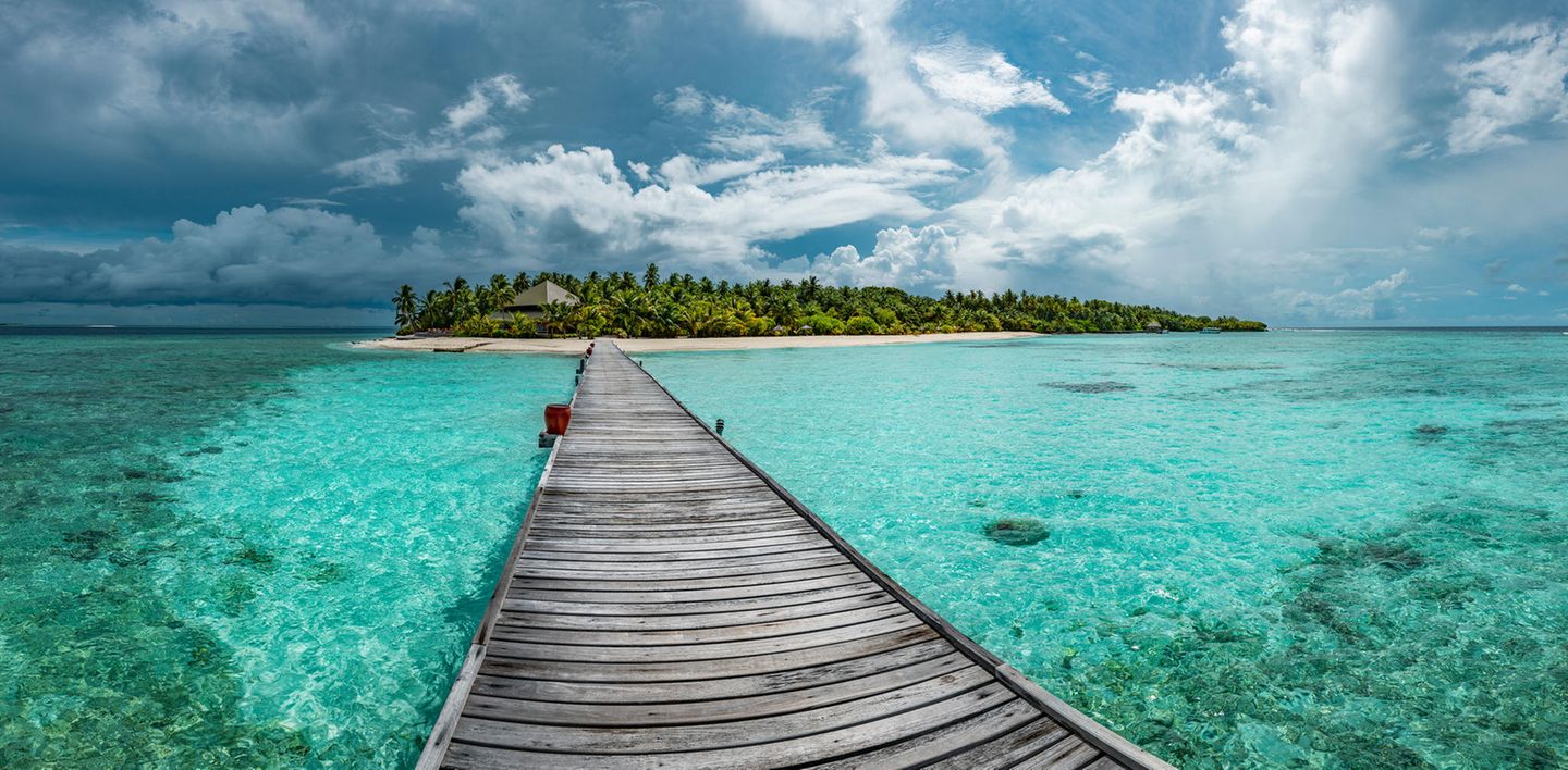 Wer die Einsamkeit sucht, muss mitunter weite Wege gehen – beziehungsweise fliegen. Auf die 500 mal 900 Meter kleine Malediveninsel Filitheyo gelangt man nur per Wasserflugzeug und Boot. Es lohnt: Am Ende des von der Sonne ausgeblichenen Holzstegs wartet die langersehnte Ruhe