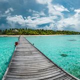 Wer die Einsamkeit sucht, muss mitunter weite Wege gehen – beziehungsweise fliegen. Auf die 500 mal 900 Meter kleine Malediveninsel Filitheyo gelangt man nur per Wasserflugzeug und Boot. Es lohnt: Am Ende des von der Sonne ausgeblichenen Holzstegs wartet die langersehnte Ruhe