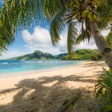 Palmen spenden mit ihren mächtigen Wedeln Schatten. Lagunen mit Traumsandstränden umgeben die vulkanischen Yasawa-Inseln. Wenn, dann möchte man à la Robinson Crusoe deshalb hier im südlichen Pazifischen Ozean angespült werden. Nicht umsonst heißt »Yasawa« übersetzt »Himmel«