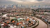 Der Ciliwung River fließt durch die indonesische Hauptstadt Jakarta und mit ihm Müll, Abwasser, Dünger, Industrieabfälle. Er zählt zu den schmutzigsten Flüssen der Welt. Auch die Luft der Megacity ist dreckig. Der Spanier Joan de la Malla musste mehrere Tage warten, bis die Sicht auf den Fluss klar war