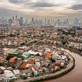 Der Ciliwung River fließt durch die indonesische Hauptstadt Jakarta und mit ihm Müll, Abwasser, Dünger, Industrieabfälle. Er zählt zu den schmutzigsten Flüssen der Welt. Auch die Luft der Megacity ist dreckig. Der Spanier Joan de la Malla musste mehrere Tage warten, bis die Sicht auf den Fluss klar war