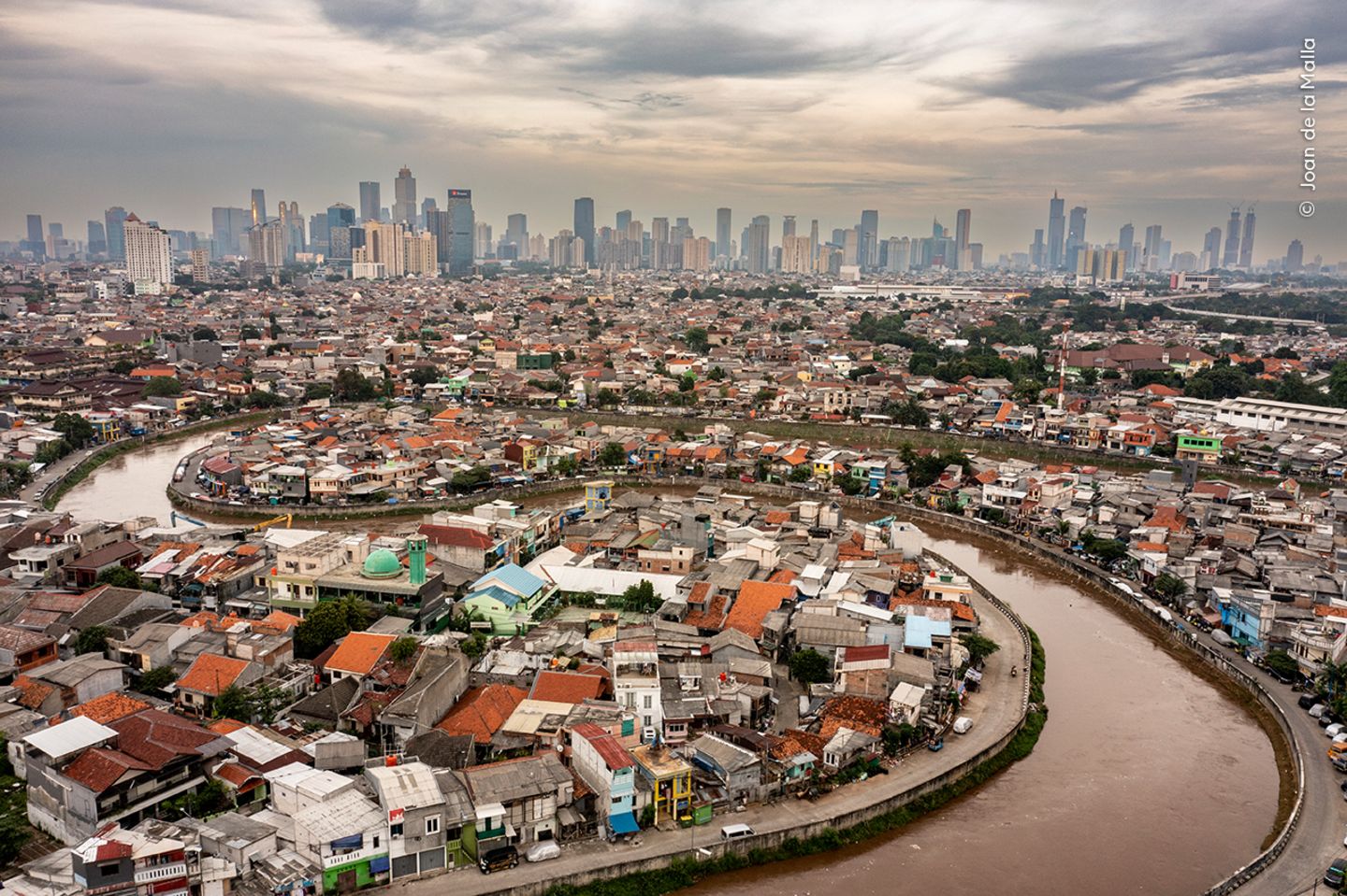Der Ciliwung River fließt durch die indonesische Hauptstadt Jakarta und mit ihm Müll, Abwasser, Dünger, Industrieabfälle. Er zählt zu den schmutzigsten Flüssen der Welt. Auch die Luft der Megacity ist dreckig. Der Spanier Joan de la Malla musste mehrere Tage warten, bis die Sicht auf den Fluss klar war